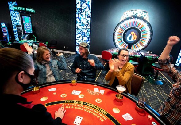 casino-table-gaming-friends-deadwood